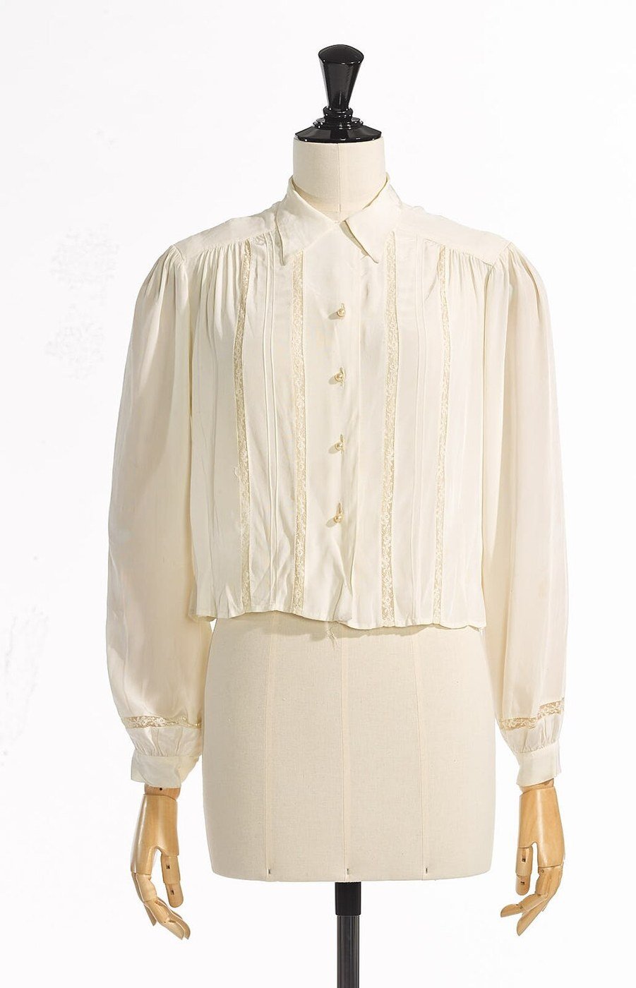 Camisa cru com detalhes em renda